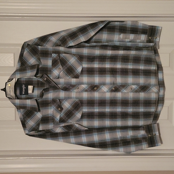 Wrangler long sleeve button down shirt - Picture 1 of 3